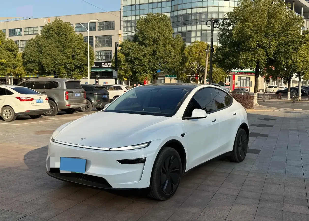 2025 Tesla Model Y BEV 62.5KWH