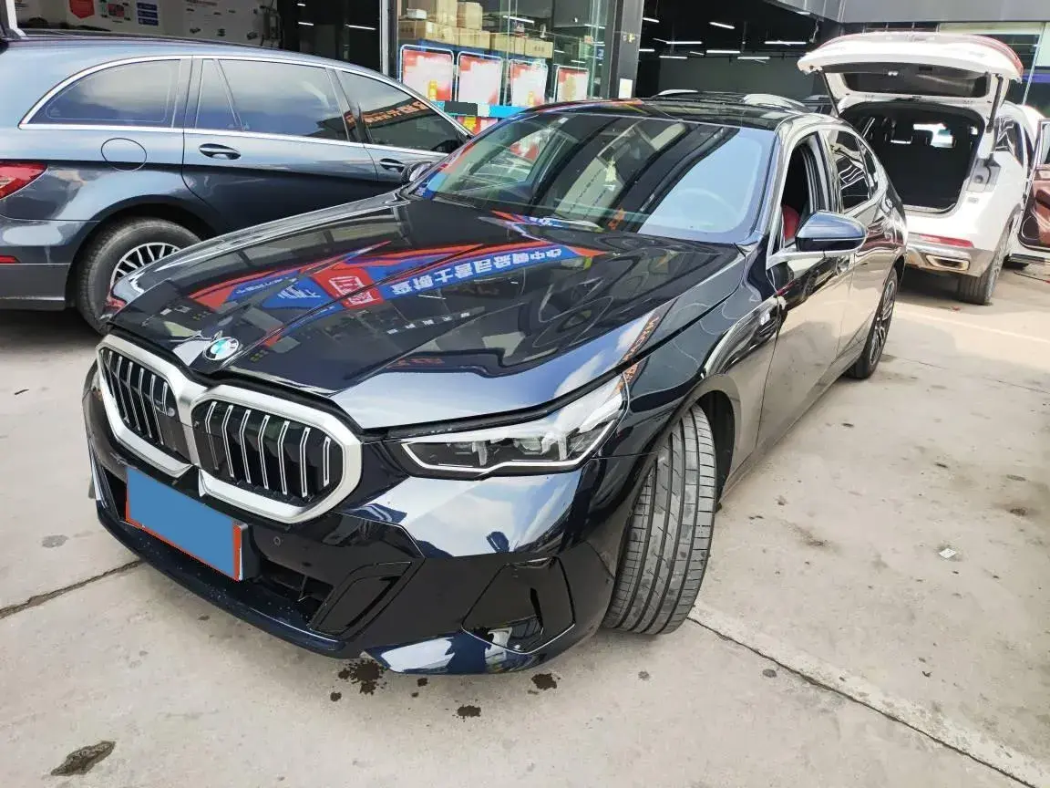 2025 BMW 5 Series 2.0T 258HP L4 8AT