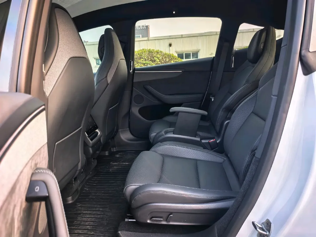 2025 Tesla Model Y L BEV,autocango,china used car exporter,china ev exporter,chinese used car exporter,chinese used ev exporter