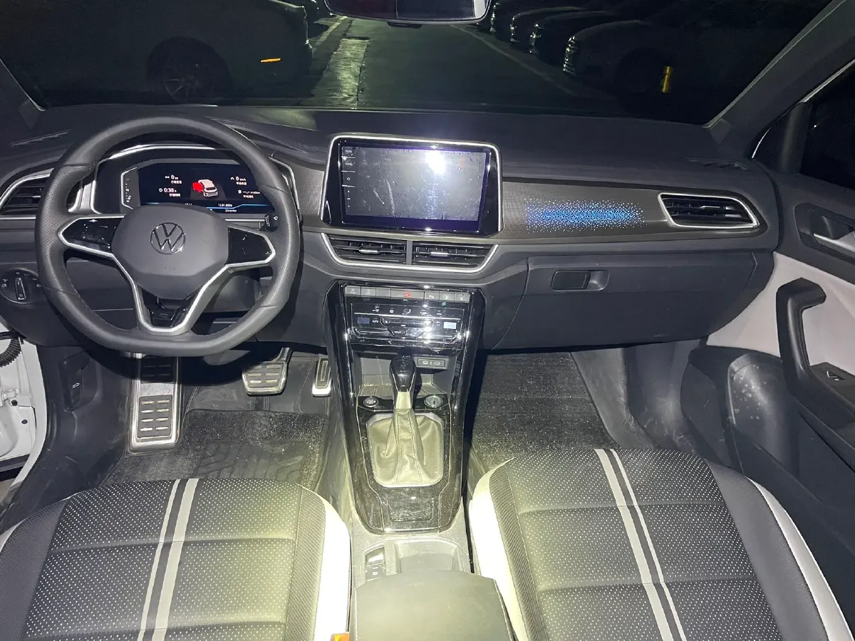2024 Volkswagen T-Roc 1.5T 160HP L4 7DCT,autocango,china used car exporter,china ev exporter,chinese used car exporter,chinese used ev exporter
