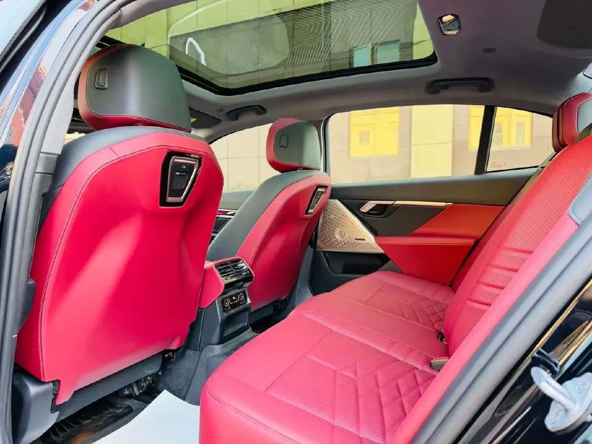 2025 BMW 5 Series 2.0T 258HP L4 8AT,autocango,china used car exporter,china ev exporter,chinese used car exporter,chinese used ev exporter