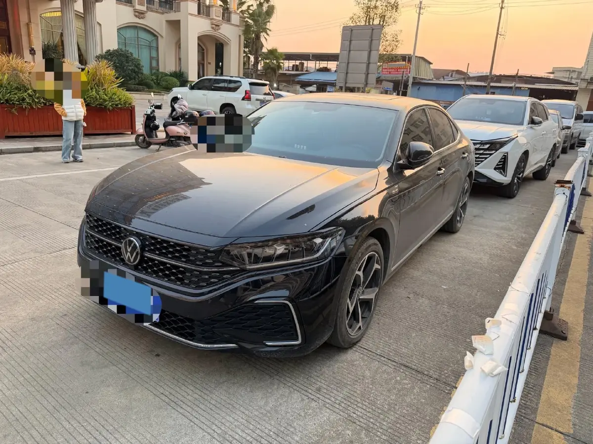 2025 Volkswagen Passat 2.0T 220HP L4 7DCT