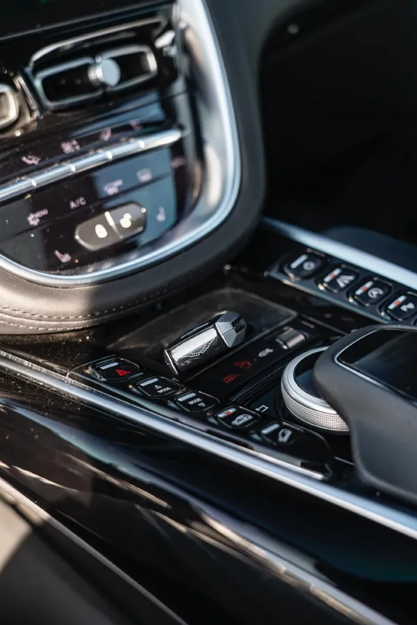 2022 Aston Martin DBX 3.0T 435HP L6 9AT,autocango,china used car exporter,china ev exporter,chinese used car exporter,chinese used ev exporter