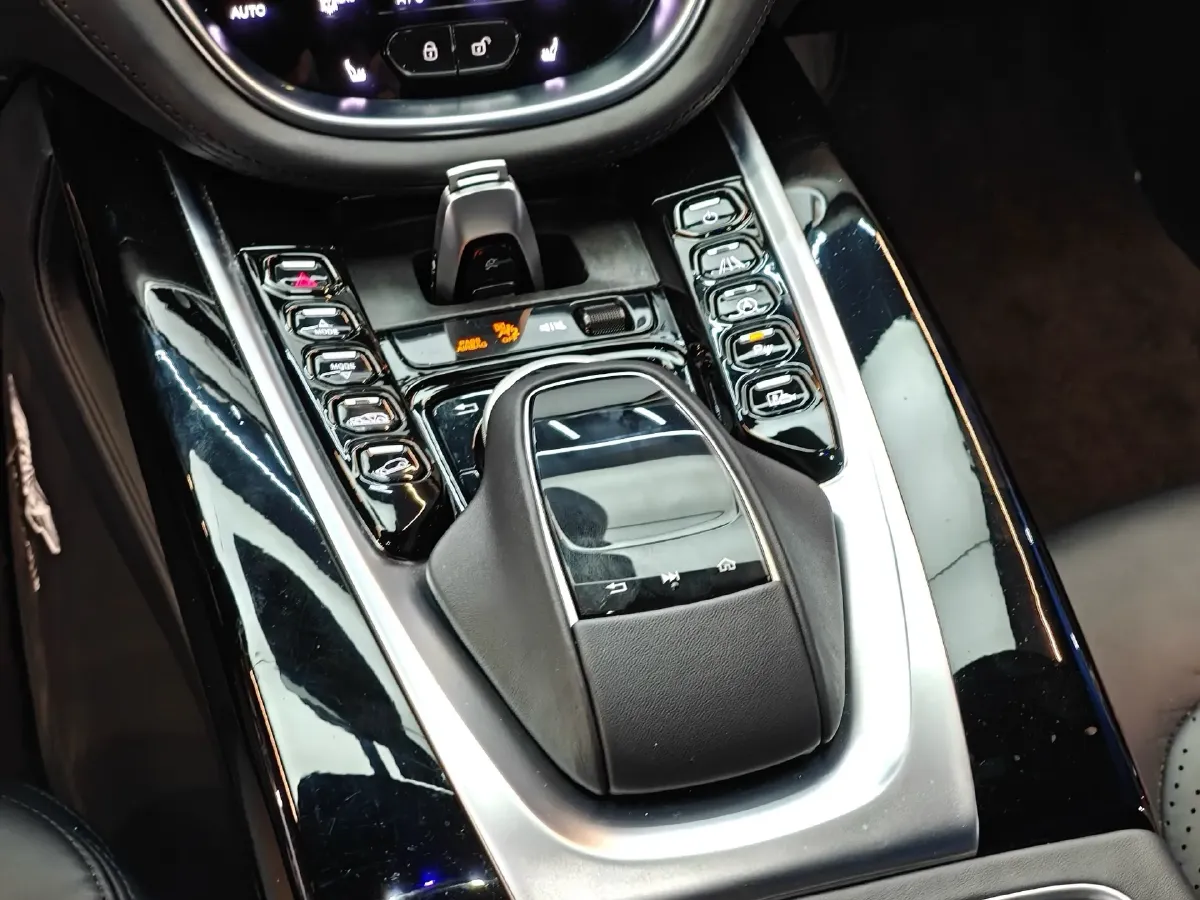 2022 Aston Martin DBX 3.0T 435HP L6 9AT,autocango,china used car exporter,china ev exporter,chinese used car exporter,chinese used ev exporter