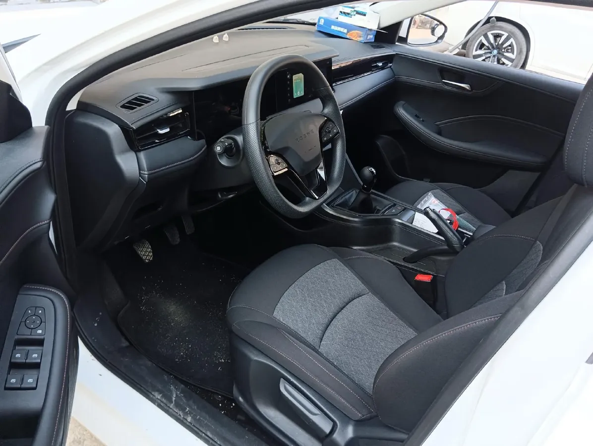 2023 Roewe i5 1.5L 129HP L4 5MT,autocango,china used car exporter,china ev exporter,chinese used car exporter,chinese used ev exporter