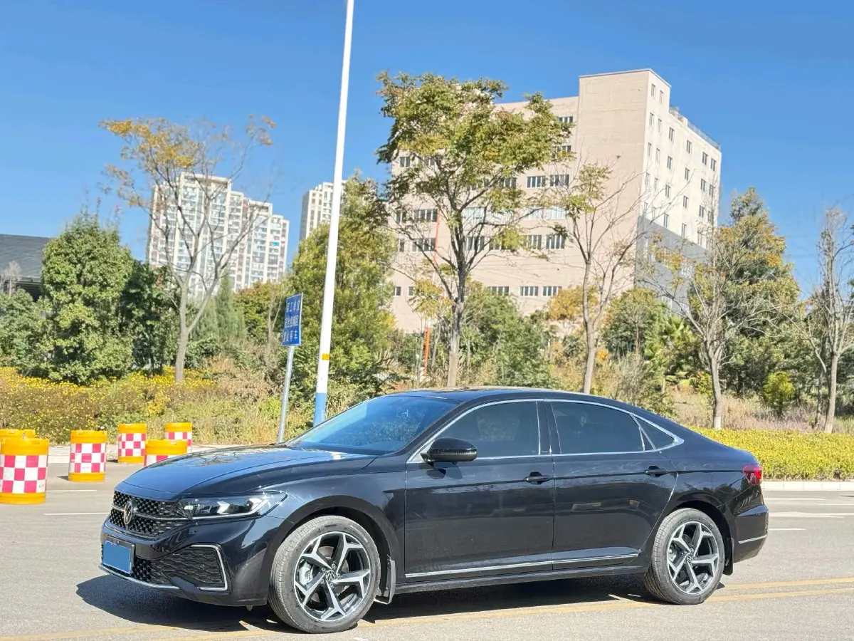 2023 Volkswagen Passat 2.0T 186HP L4 7DCT