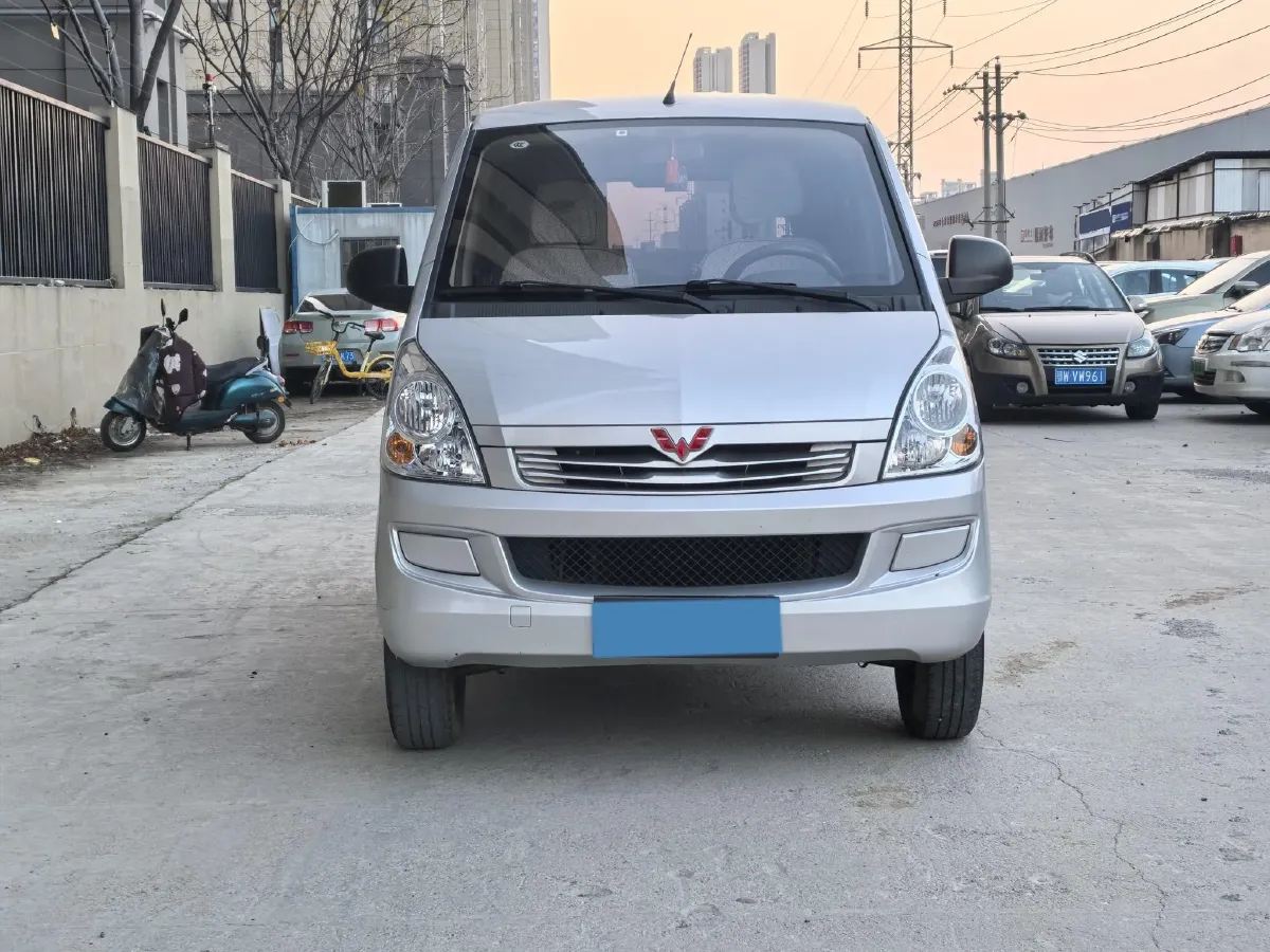 2022 WuLing RongGuang S 1.2L 76HP L4 5MT,autocango,china used car exporter,china ev exporter,chinese used car exporter,chinese used ev exporter