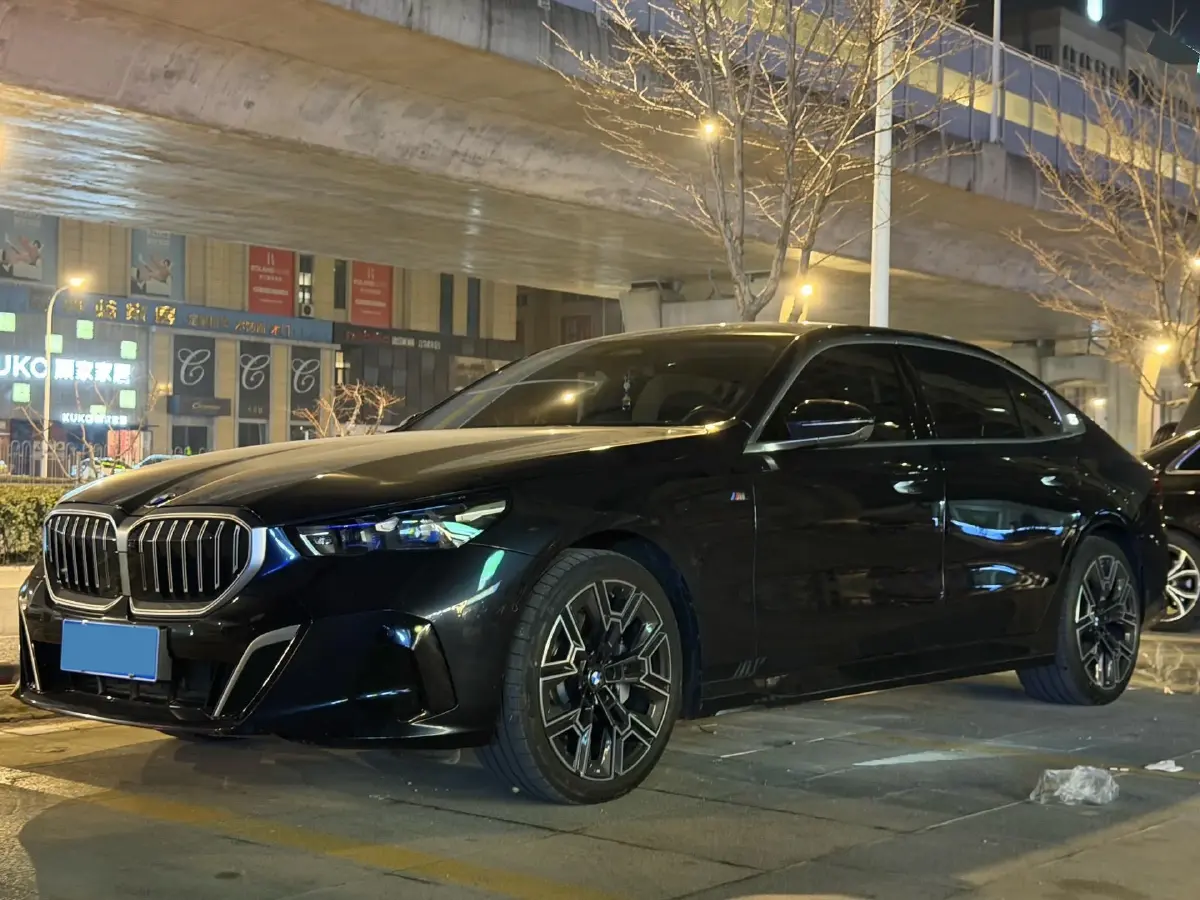 2024 BMW 5 Series 2.0T 258HP L4 8AT