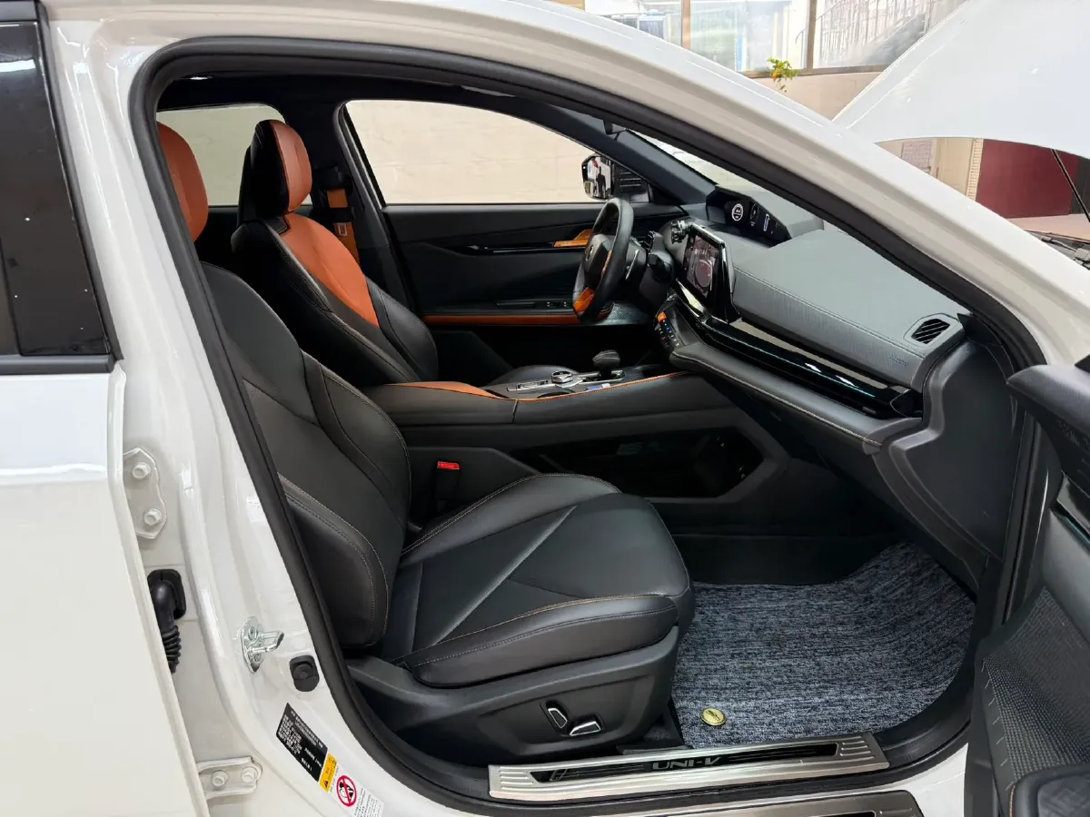 2022 ChangAn UNI-V 1.5T 188HP L4 7DCT,autocango,china used car exporter,china ev exporter,chinese used car exporter,chinese used ev exporter