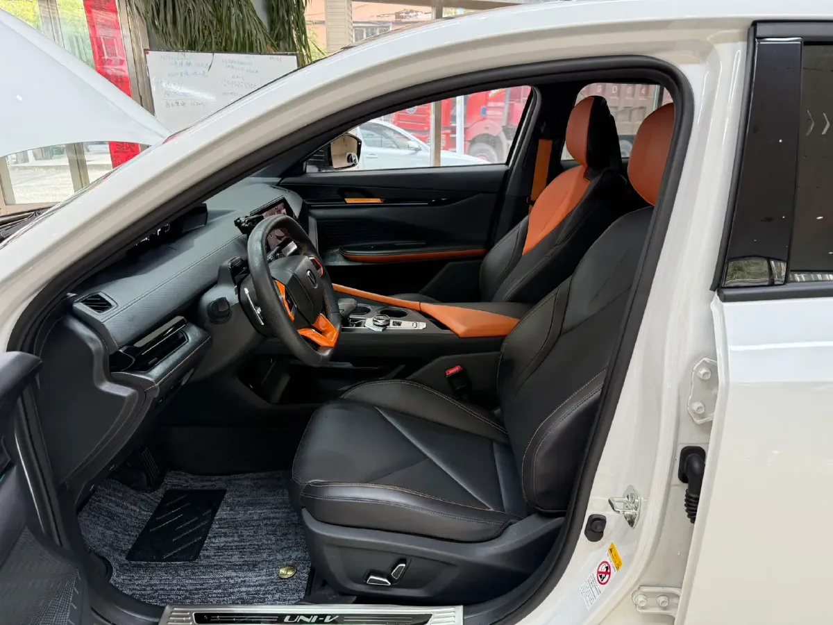 2022 ChangAn UNI-V 1.5T 188HP L4 7DCT,autocango,china used car exporter,china ev exporter,chinese used car exporter,chinese used ev exporter