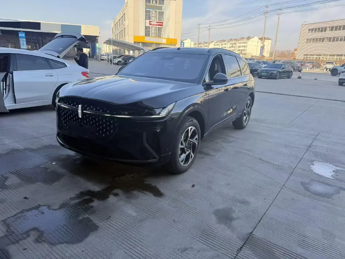 2023 Lincoln Nautilus 2.0T 282HP L4 E-CVT Hybrid