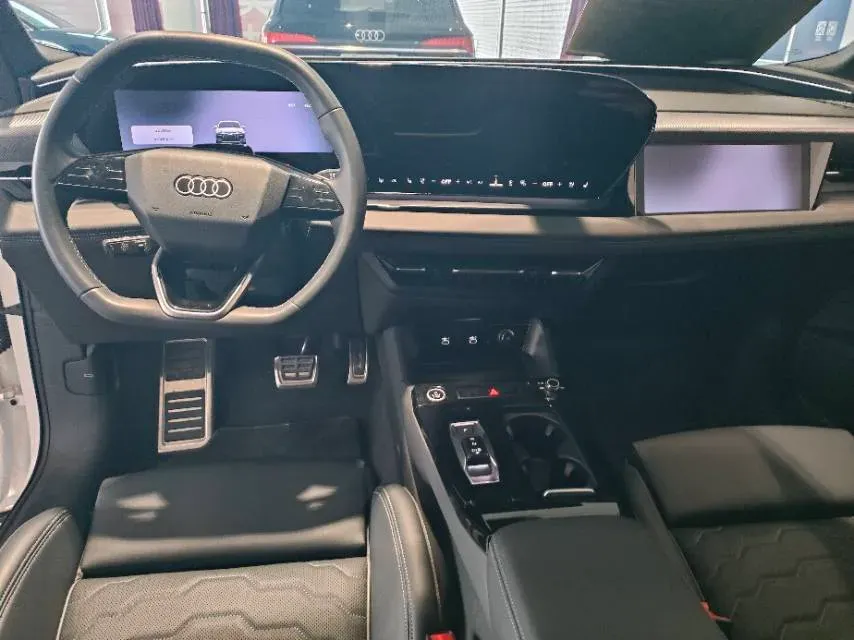 2025 Audi Q5L 2.0T 245HP L4 7DCT,autocango,china used car exporter,china ev exporter,chinese used car exporter,chinese used ev exporter