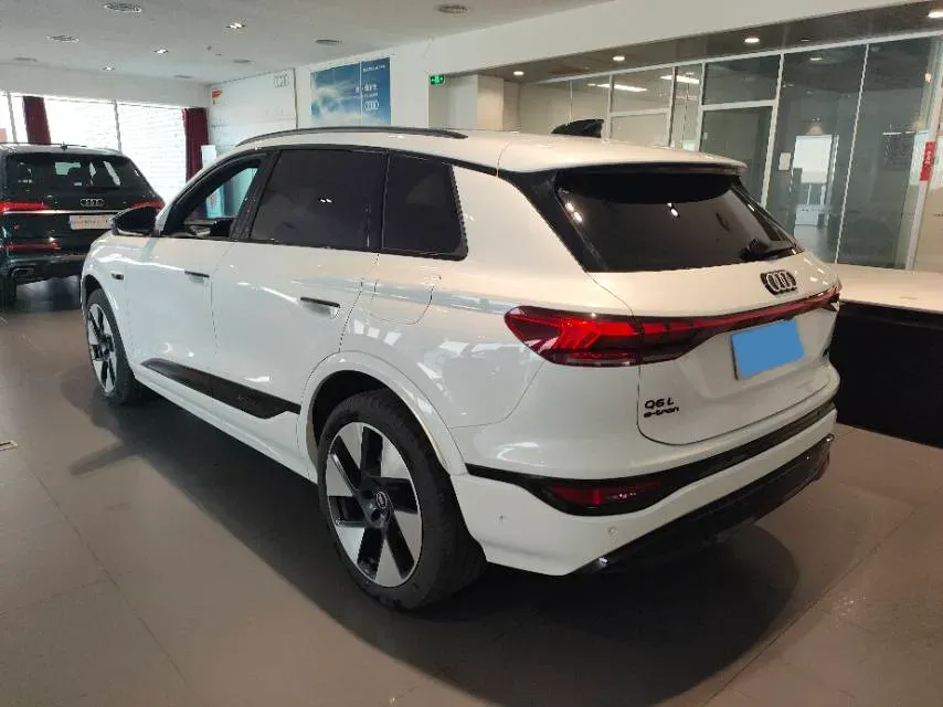 2025 Audi Q5L 2.0T 245HP L4 7DCT,autocango,china used car exporter,china ev exporter,chinese used car exporter,chinese used ev exporter