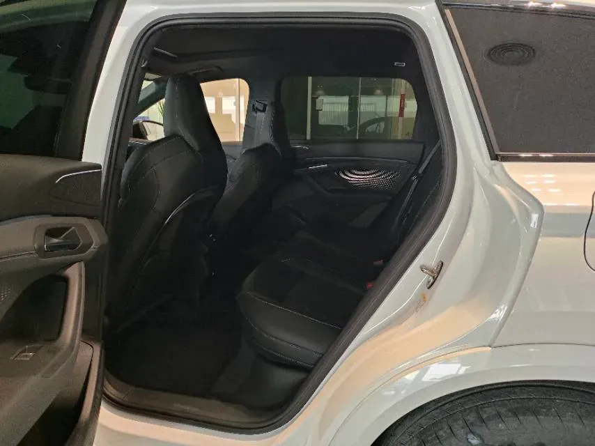 2025 Audi Q5L 2.0T 245HP L4 7DCT,autocango,china used car exporter,china ev exporter,chinese used car exporter,chinese used ev exporter