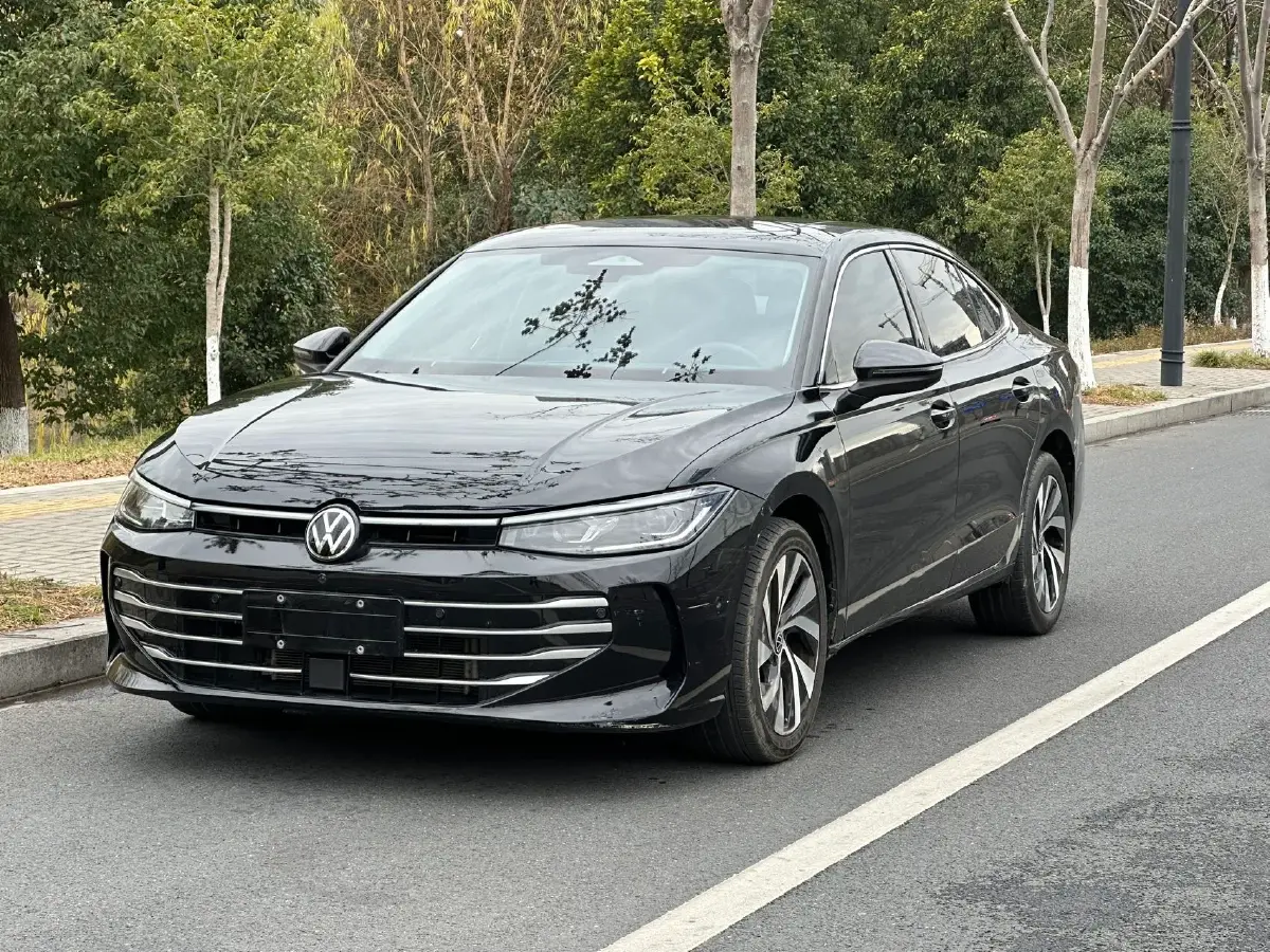 2025 Volkswagen Passat 2.0T 220HP L4 7DCT