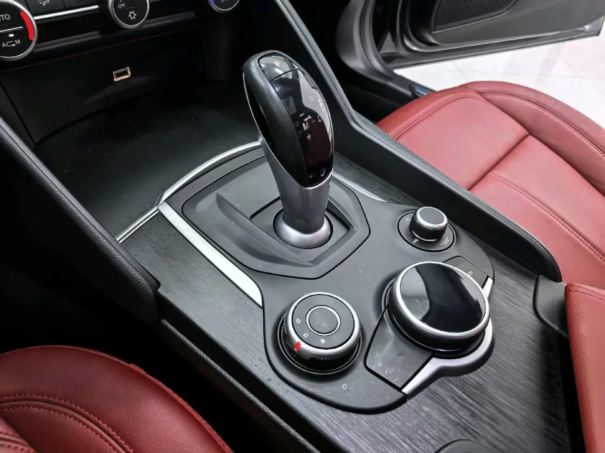 2017 Ford Mustang 2.3T 314HP L4 6AT,autocango,china used car exporter,china ev exporter,chinese used car exporter,chinese used ev exporter