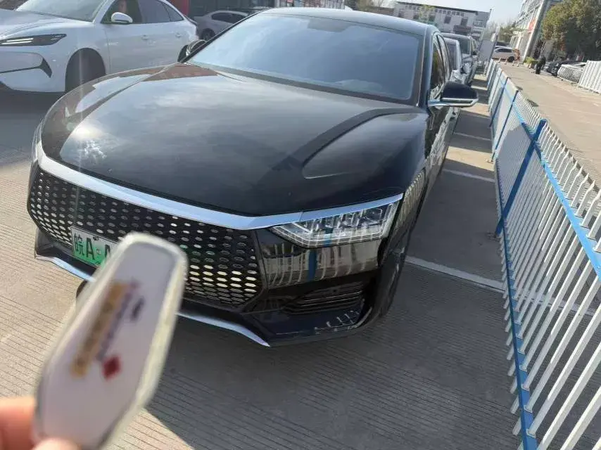 2022 BYD e9 BEV 63.36KWH