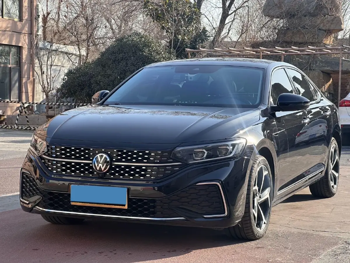 2023 Volkswagen Passat 2.0T 186HP L4 7DCT