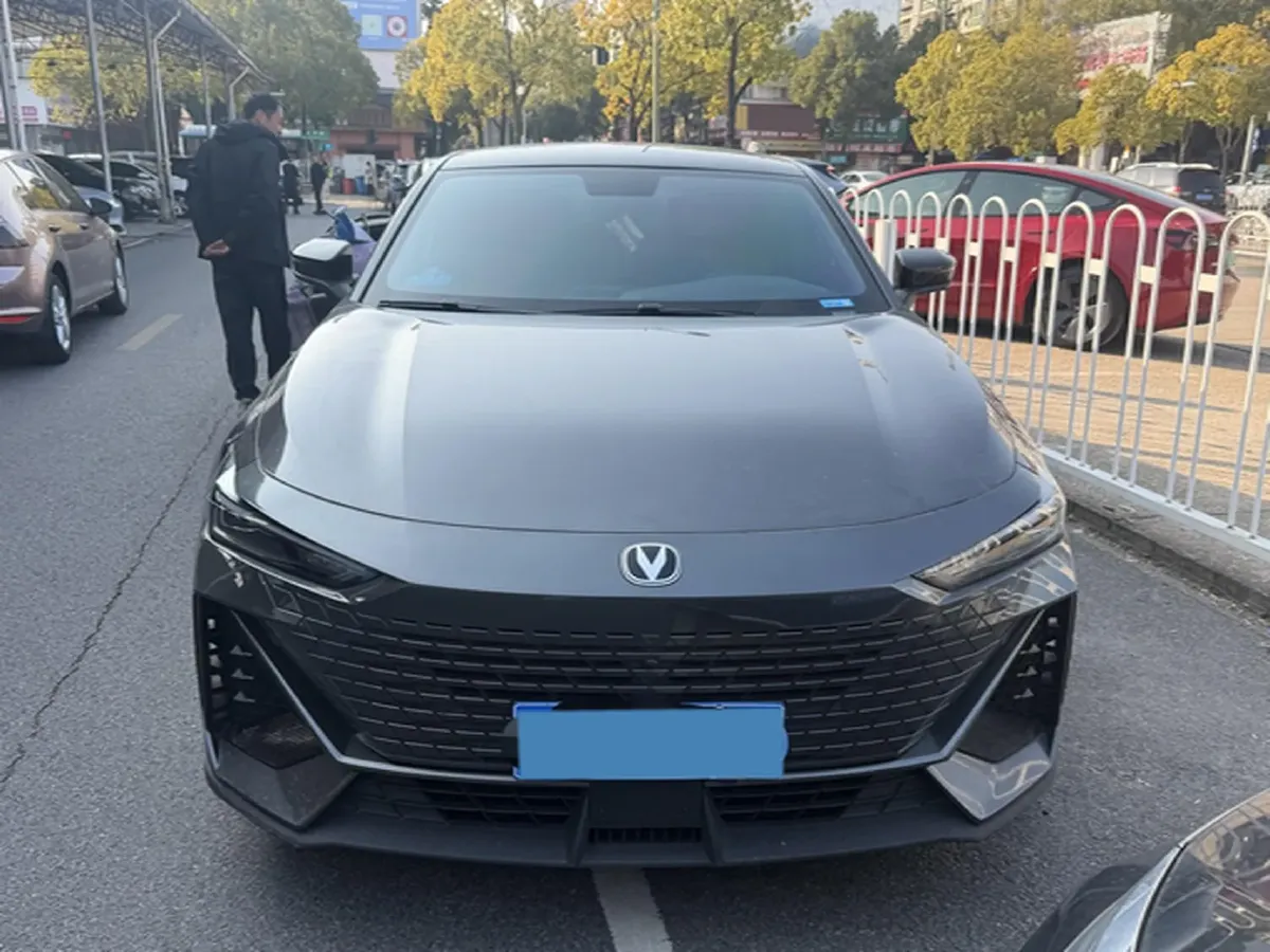 2022 ChangAn UNI-V 1.5T 188HP L4 7DCT,autocango,china used car exporter,china ev exporter,chinese used car exporter,chinese used ev exporter