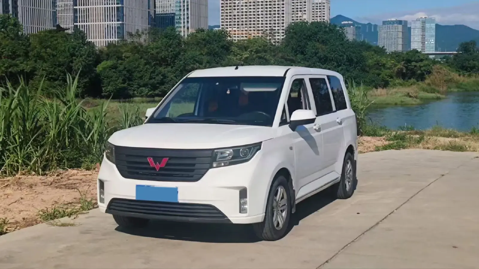 2019 WuLing HongGuang Plus 1.5T 147HP L4 6MT