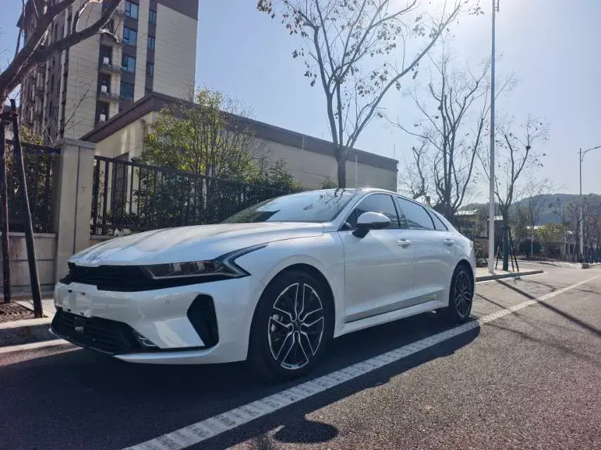 2025 Kia K5 2.0T 240HP L4 8AT