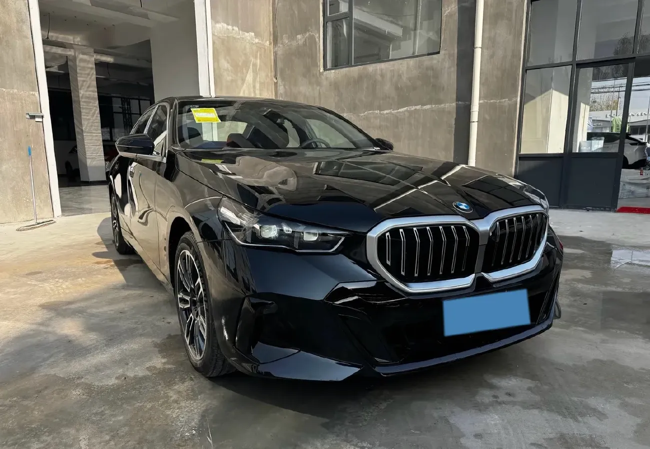 2024 BMW 5 Series 2.0T 190HP L4 8AT,autocango,china used car exporter,china ev exporter,chinese used car exporter,chinese used ev exporter
