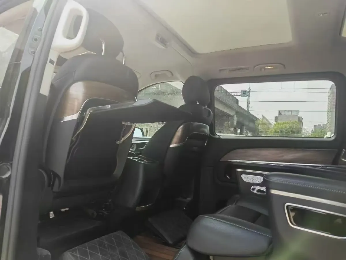 2021 Mercedes-Benz V Class 2.0T 211HP L4 9AT,autocango,china used car exporter,china ev exporter,chinese used car exporter,chinese used ev exporter