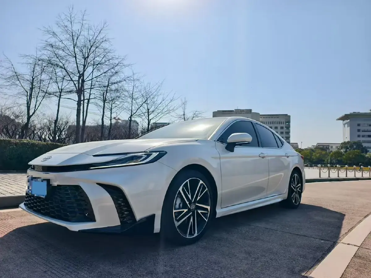 2025 Toyota Camry 2.0L 152HP L4 E-CVT Hybrid
