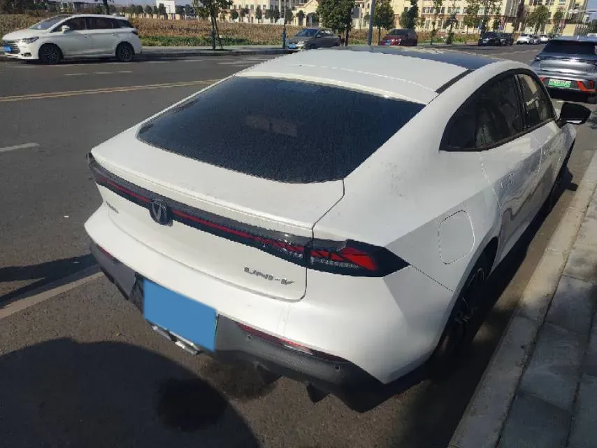 2024 ChangAn UNI-V iDD 1.5L 110HP L4 E-CVT PHEV 18.99KWH,autocango,china used car exporter,china ev exporter,chinese used car exporter,chinese used ev exporter