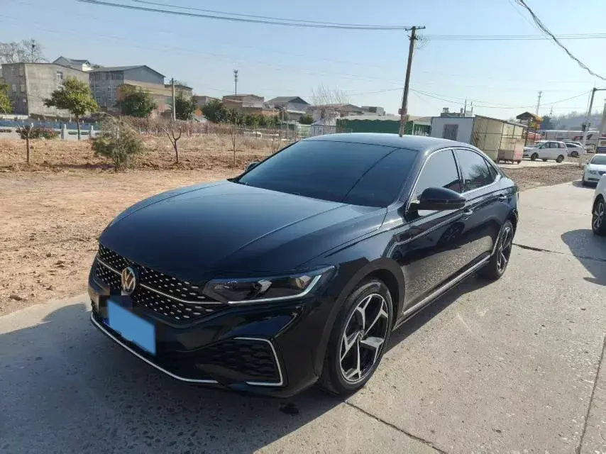 2025 Volkswagen Passat 2.0T 220HP L4 7DCT