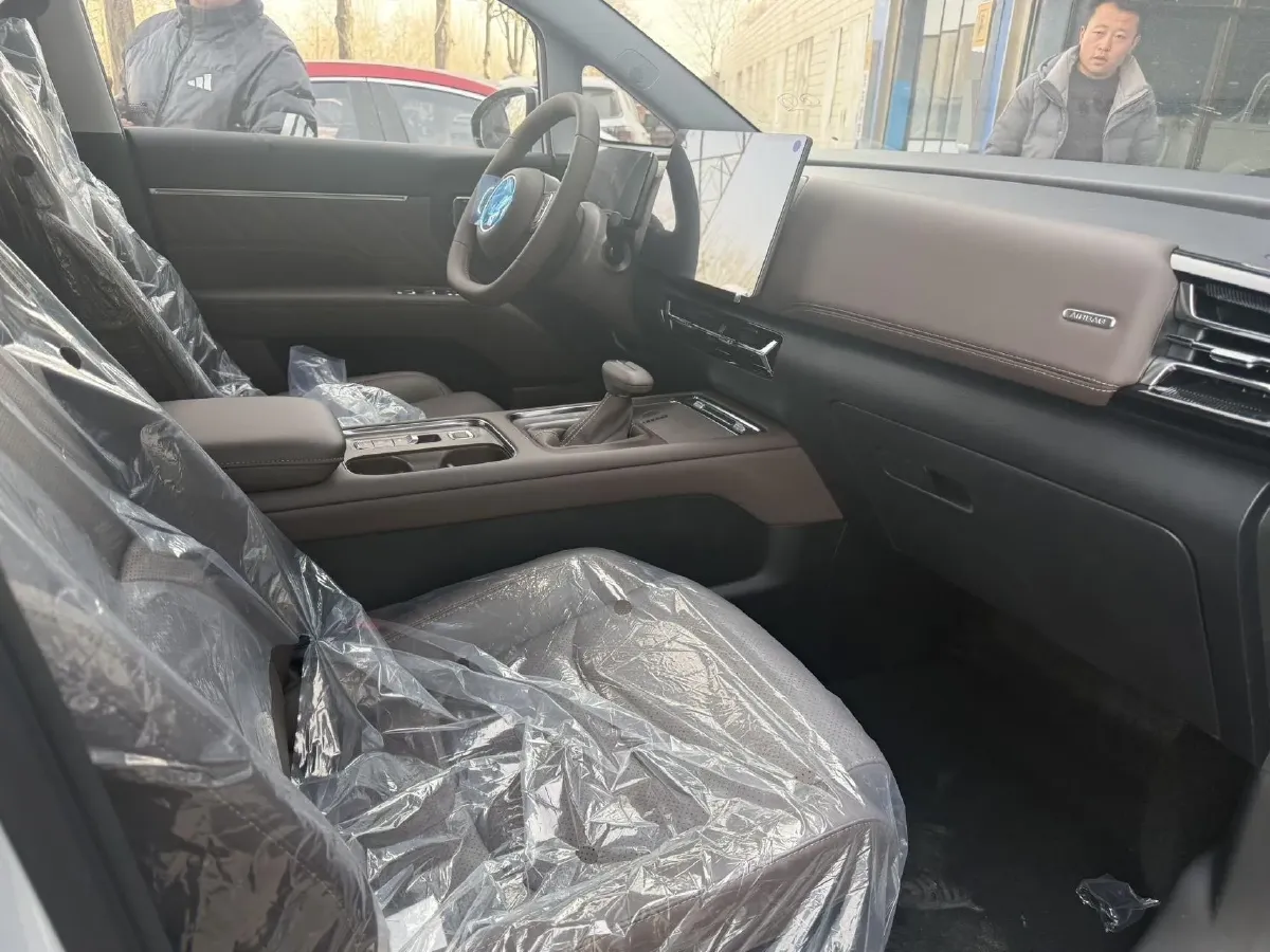 2025 WuLing XingGuang 730 1.5T 177HP L4 CVT,autocango,china used car exporter,china ev exporter,chinese used car exporter,chinese used ev exporter