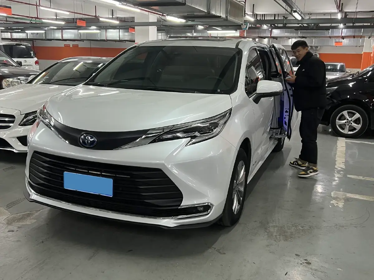 2024 Toyota Sienna 2.5L 189HP L4 E-CVT Hybrid