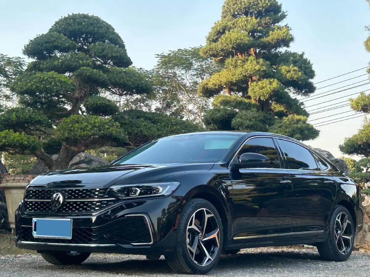 2024 Volkswagen Passat 2.0T 220HP L4 7DCT