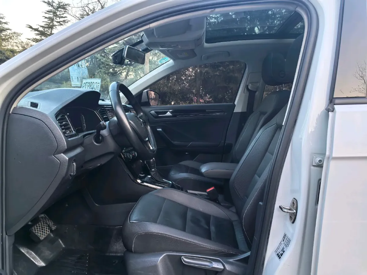 2021 Volkswagen T-Roc 1.4T 150HP L4 7DCT,autocango,china used car exporter,china ev exporter,chinese used car exporter,chinese used ev exporter