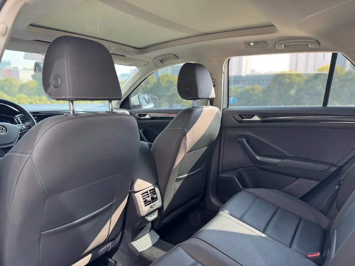 2022 Volkswagen T-Roc 1.4T 150HP L4 7DCT,autocango,china used car exporter,china ev exporter,chinese used car exporter,chinese used ev exporter