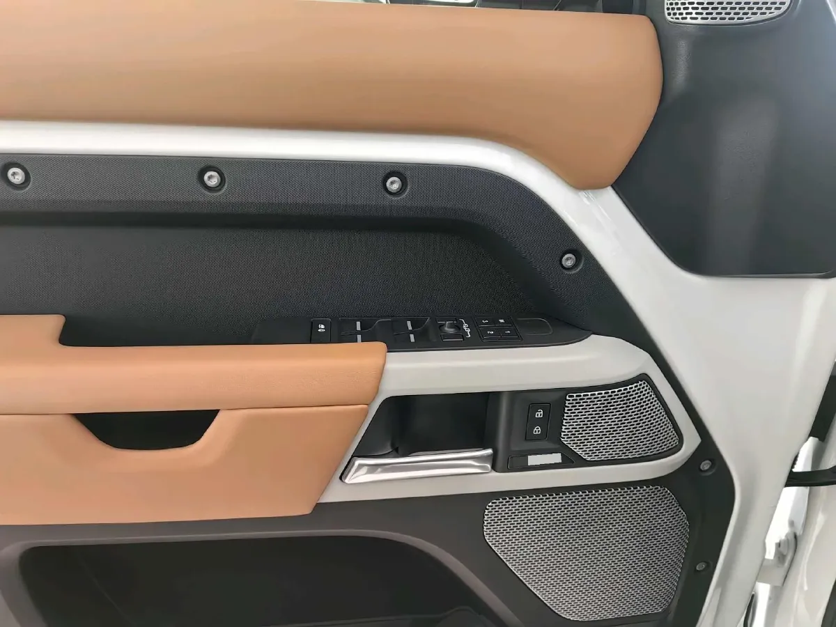 2023 Land Rover Defender 3.0T 400HP L6 8AT,autocango,china used car exporter,china ev exporter,chinese used car exporter,chinese used ev exporter