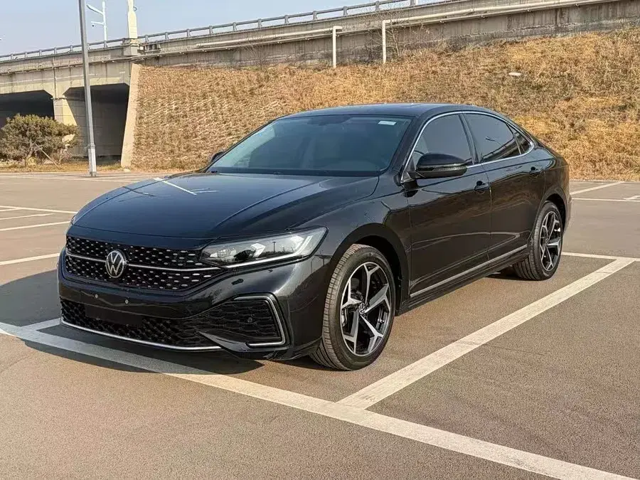 2023 Volkswagen Passat 2.0T 186HP L4 7DCT