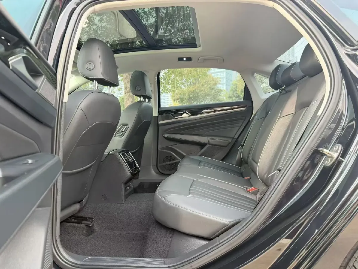 2023 Volkswagen Passat 2.0T 186HP L4 7DCT,autocango,china used car exporter,china ev exporter,chinese used car exporter,chinese used ev exporter