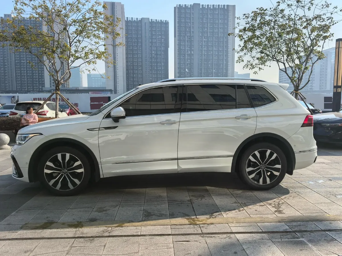 2024 Volkswagen Tiguan L 2.0T 186HP L4 7DCT,autocango,china used car exporter,china ev exporter,chinese used car exporter,chinese used ev exporter