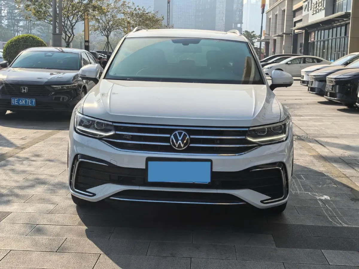 2024 Volkswagen Tiguan L 2.0T 186HP L4 7DCT,autocango,china used car exporter,china ev exporter,chinese used car exporter,chinese used ev exporter