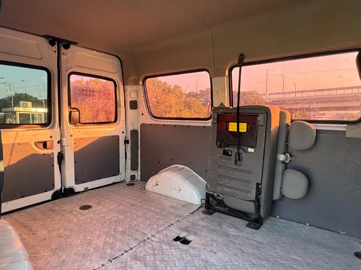 2013 MAXUS XinTu V80 2.5T 136HP L4 5MT,autocango,china used car exporter,china ev exporter,chinese used car exporter,chinese used ev exporter