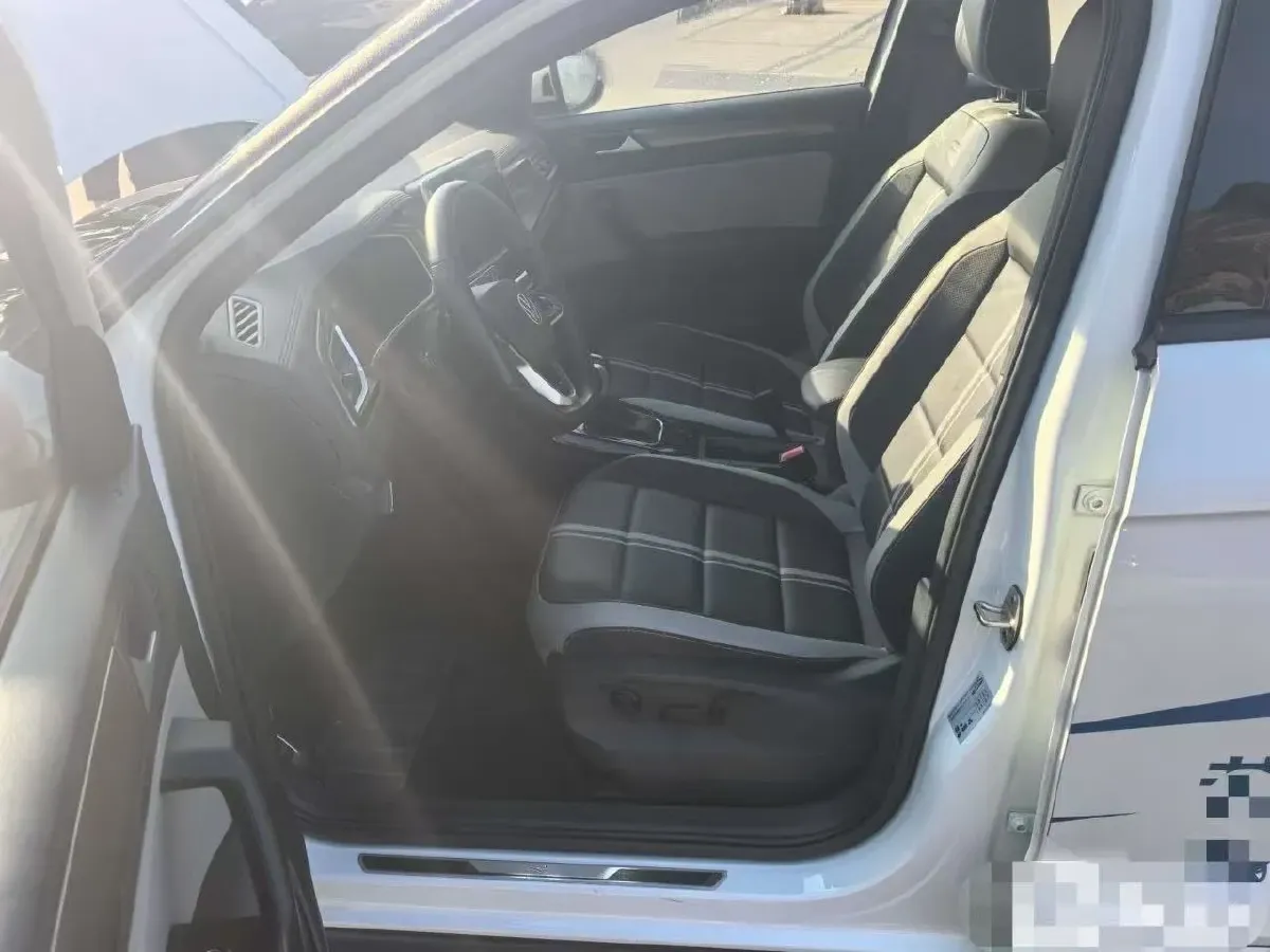 2023 Volkswagen T-Roc 1.5T 160HP L4 7DCT,autocango,china used car exporter,china ev exporter,chinese used car exporter,chinese used ev exporter