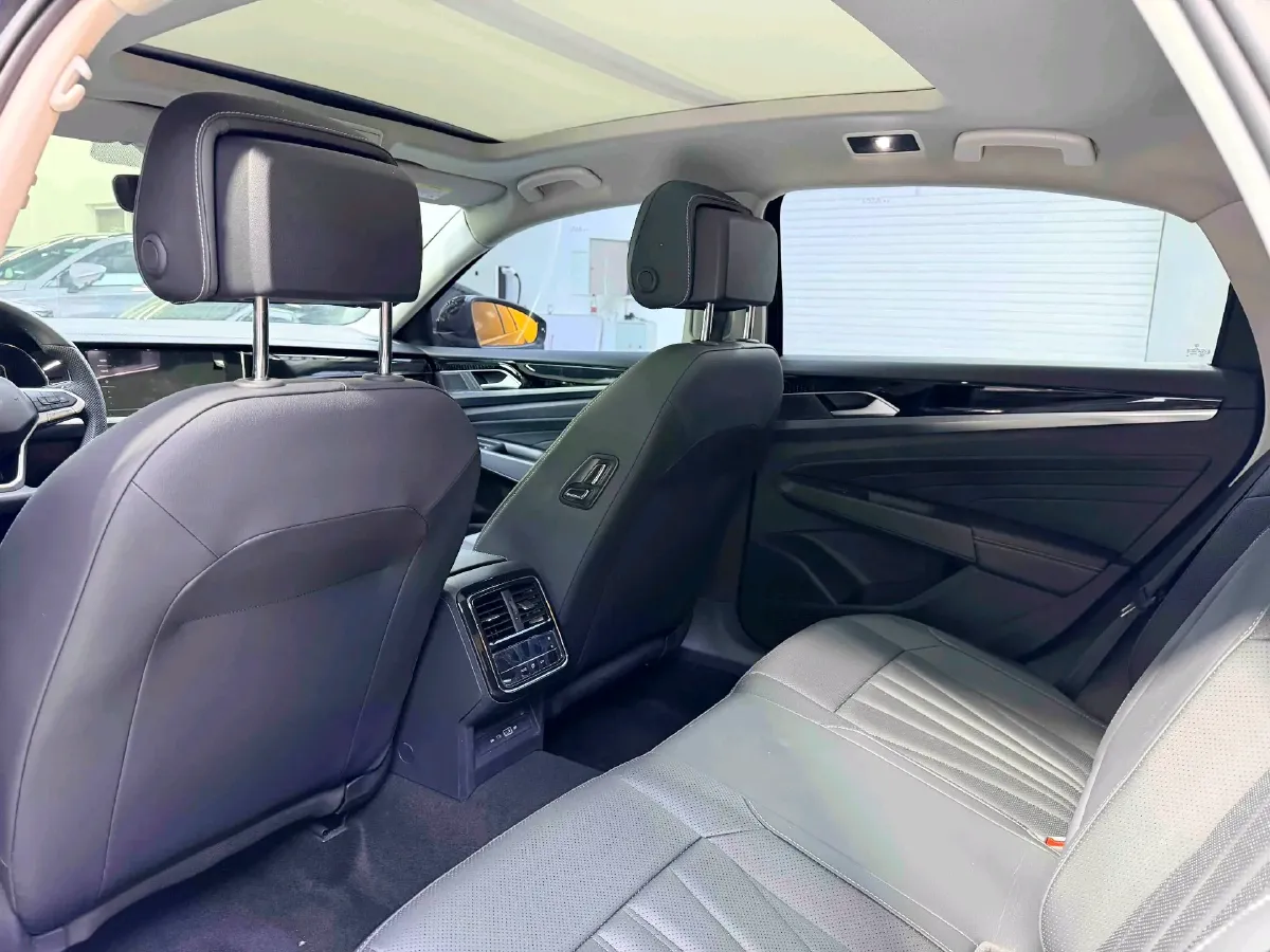 2025 Volkswagen Passat 2.0T 220HP L4 7DCT,autocango,china used car exporter,china ev exporter,chinese used car exporter,chinese used ev exporter