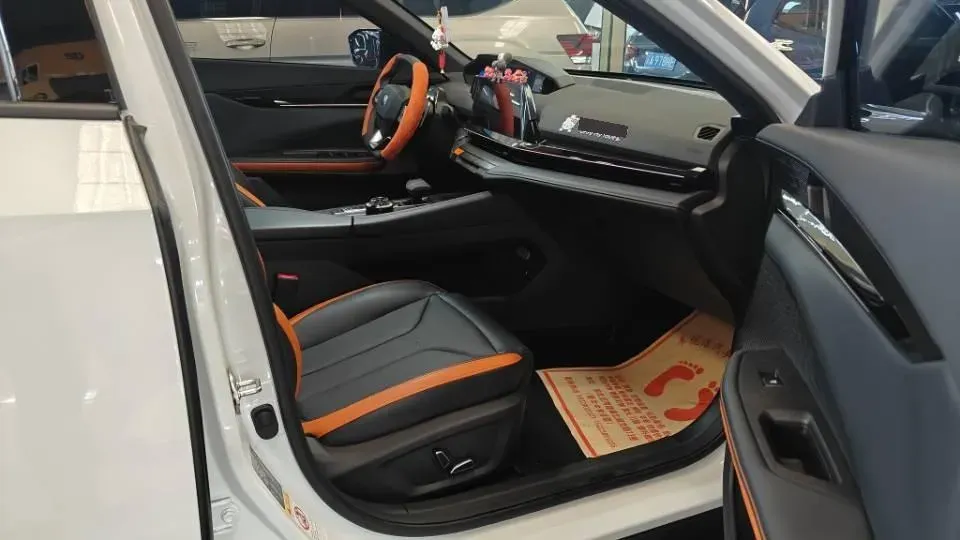 2023 ChangAn UNI-V 1.5T 188HP L4 7DCT,autocango,china used car exporter,china ev exporter,chinese used car exporter,chinese used ev exporter