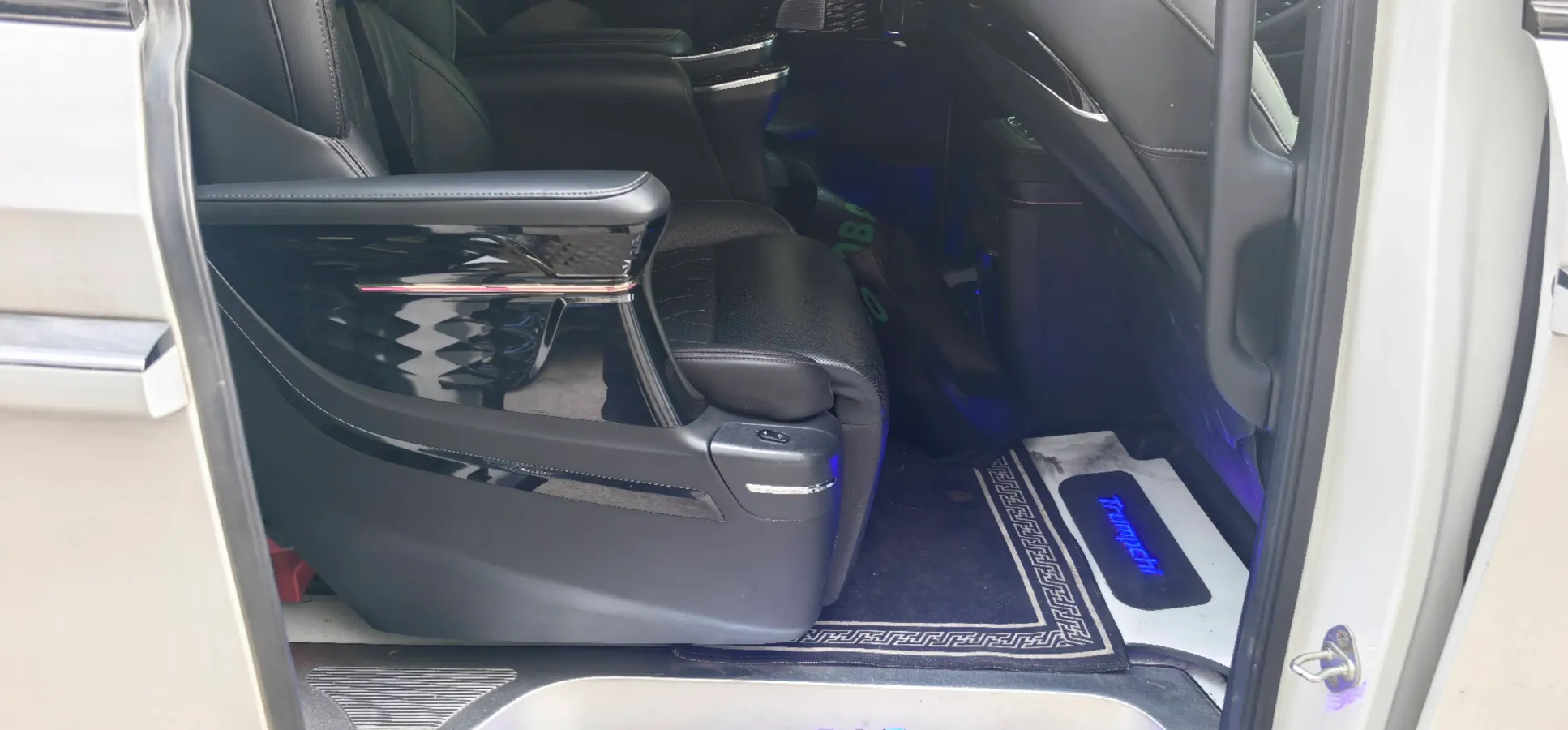 2024 GAC Trumpchi M8 2.0T 252HP L4 8AT,autocango,china used car exporter,china ev exporter,chinese used car exporter,chinese used ev exporter