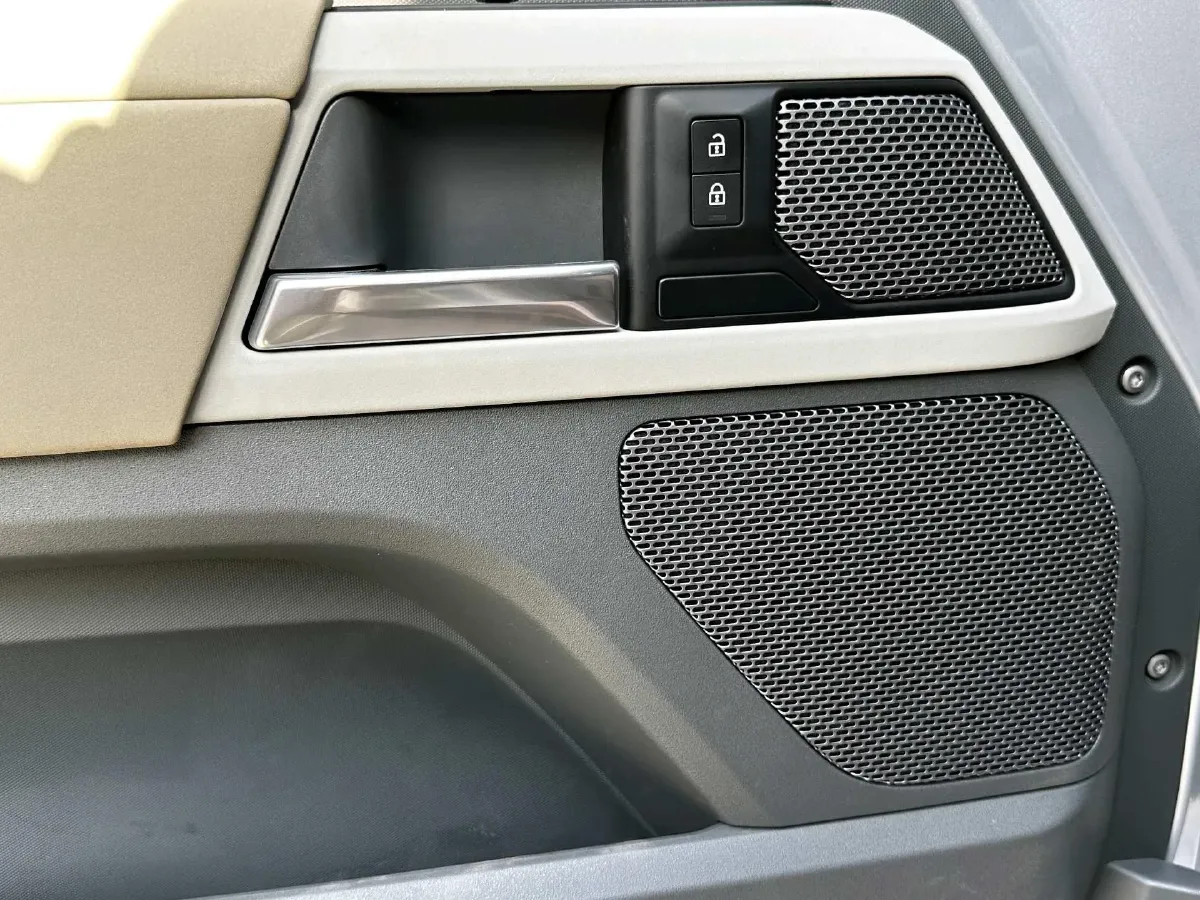 2020 Land Rover Defender 3.0T 400HP L6 8AT,autocango,china used car exporter,china ev exporter,chinese used car exporter,chinese used ev exporter