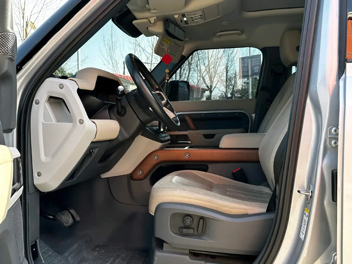 2020 Land Rover Defender 3.0T 400HP L6 8AT,autocango,china used car exporter,china ev exporter,chinese used car exporter,chinese used ev exporter