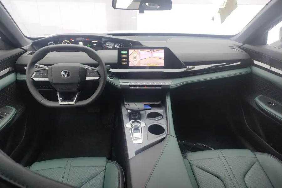 2024 ChangAn UNI-V iDD 1.5L 110HP L4 E-CVT PHEV 18.99KWH,autocango,china used car exporter,china ev exporter,chinese used car exporter,chinese used ev exporter