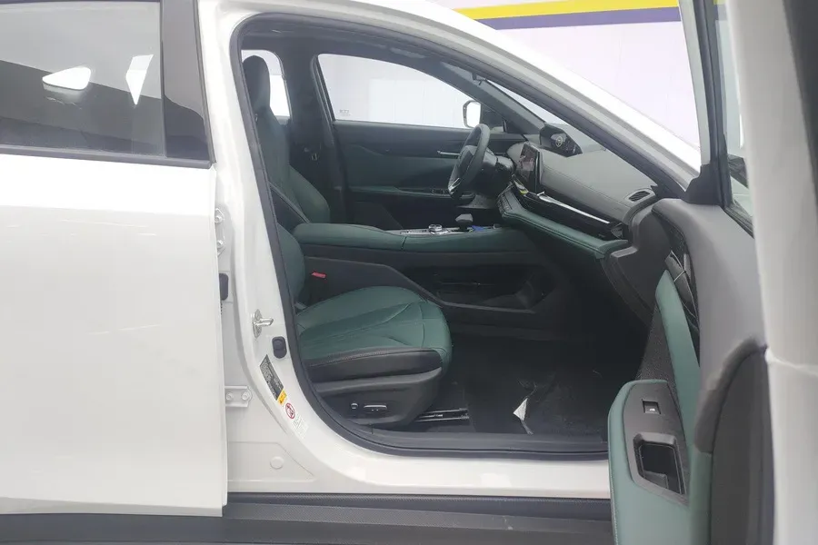 2024 ChangAn UNI-V iDD 1.5L 110HP L4 E-CVT PHEV 18.99KWH,autocango,china used car exporter,china ev exporter,chinese used car exporter,chinese used ev exporter