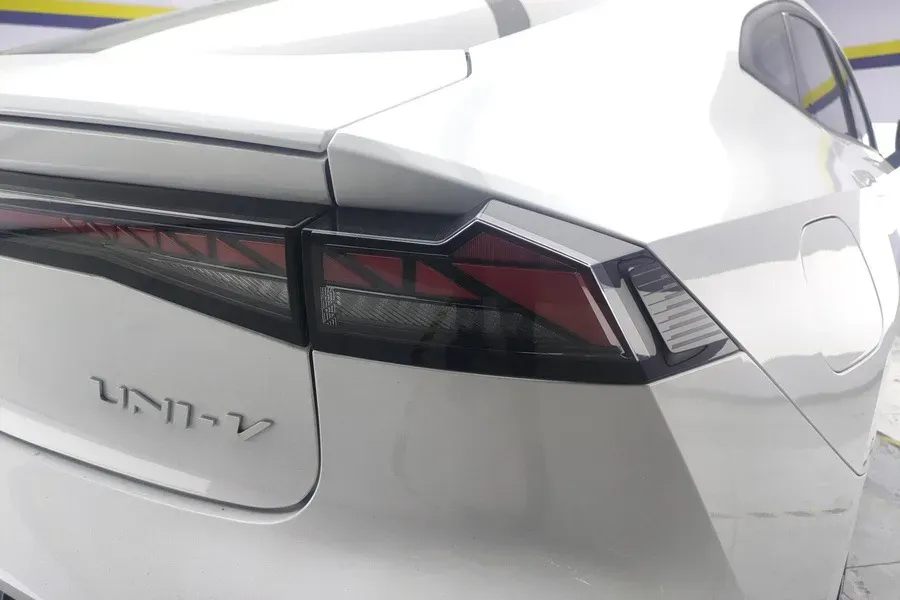 2024 ChangAn UNI-V iDD 1.5L 110HP L4 E-CVT PHEV 18.99KWH,autocango,china used car exporter,china ev exporter,chinese used car exporter,chinese used ev exporter